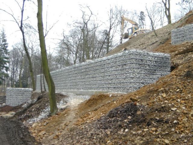 Reinforced soil retaining structure with gabion facing.JPG