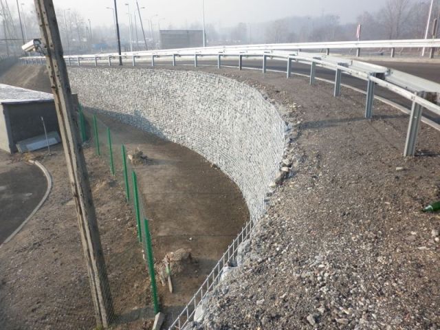 Reinforced soil retaining wall with stone fillment.JPG